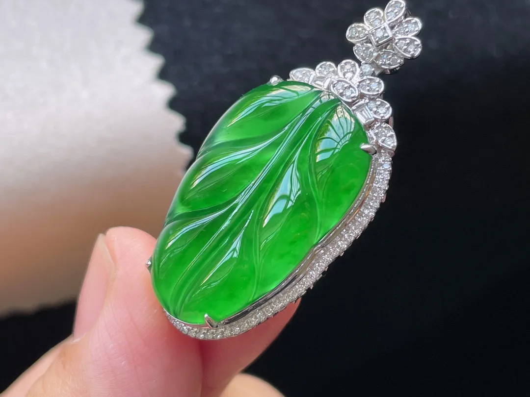 18K 满色·叶子

 整40.4-19.7-9.3
 裸27.5-17.6-3.2