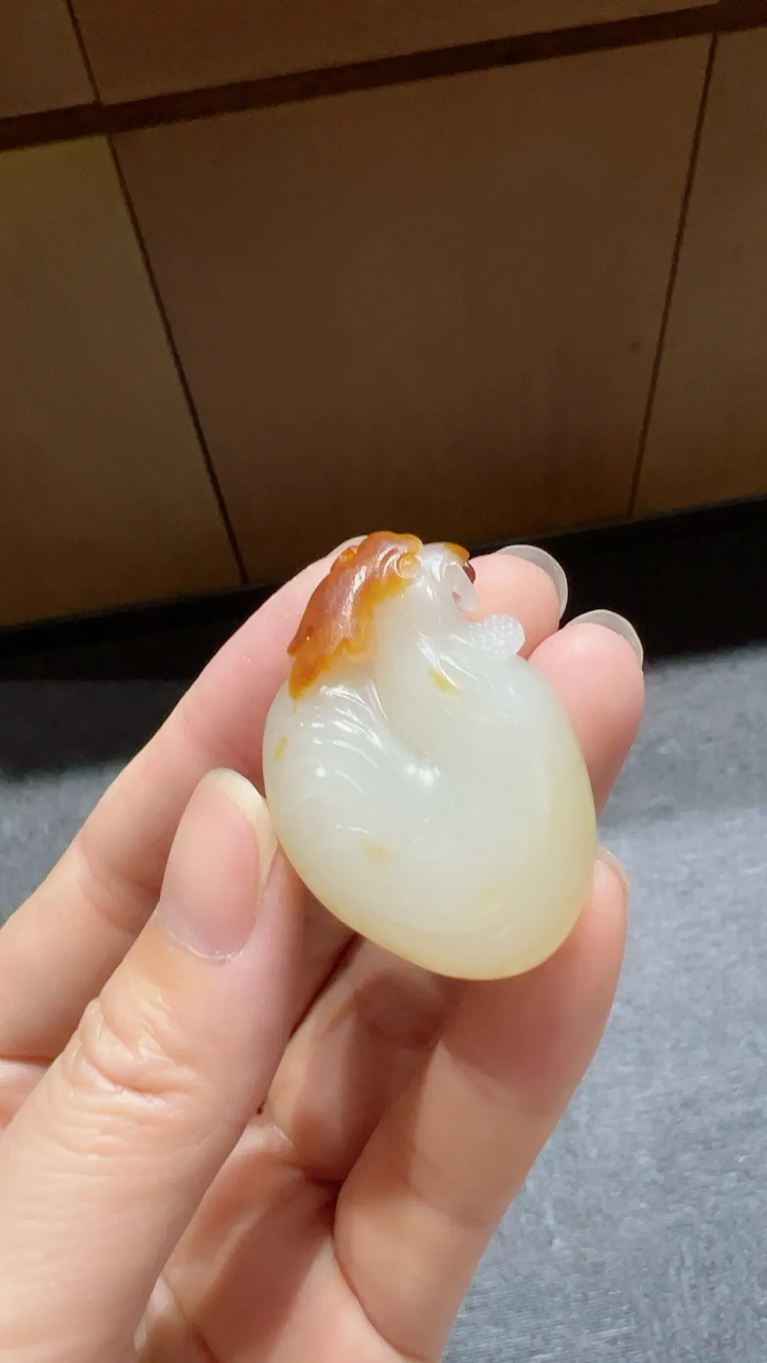 红皮籽料｜生肖鸡
独籽 随形巧雕 工艺精湛

重23.3克 尺寸40*27.5*15mm