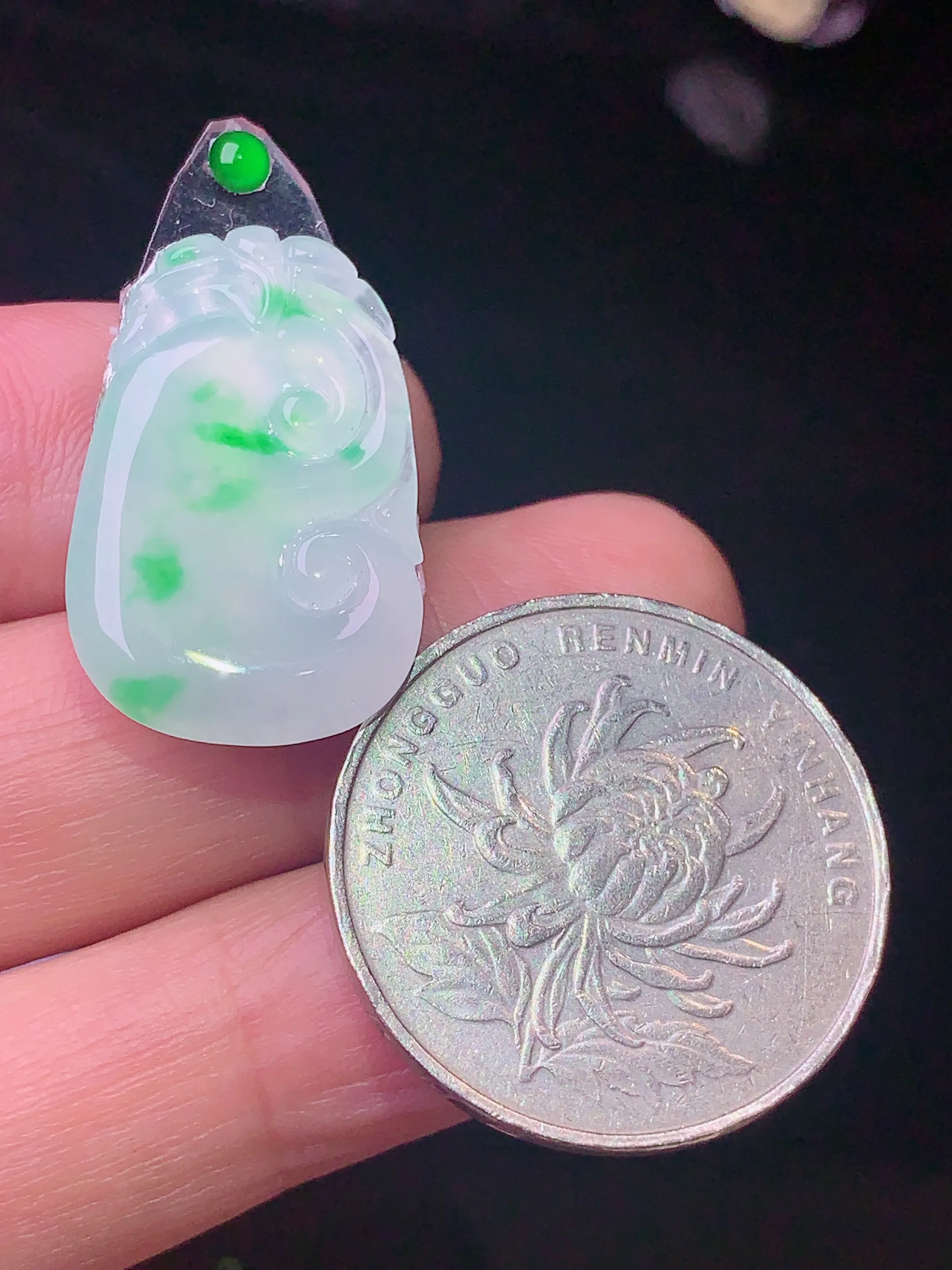 镶嵌款 飘绿如意吊坠 玉质细腻 水润亮眼  整体尺寸24.3*15.5*3