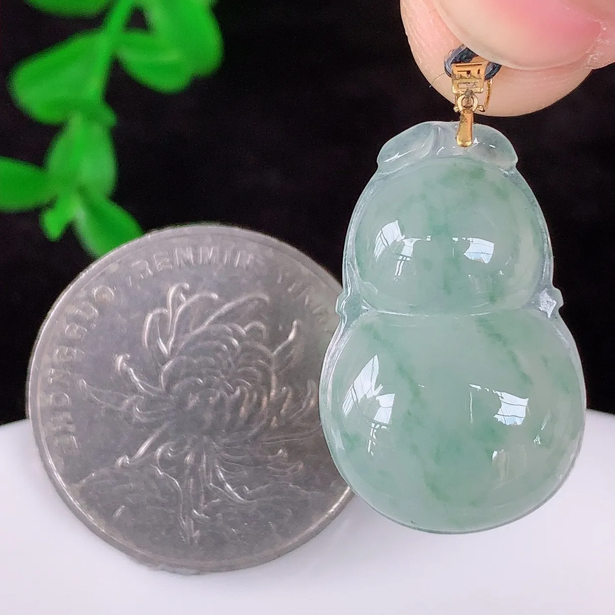 自然光实拍 18K金镶嵌冰种飘花翡翠葫芦吊坠，翡翠葫芦，寓意福禄双全，财源滚滚，佩戴效果优雅迷人！#49.12