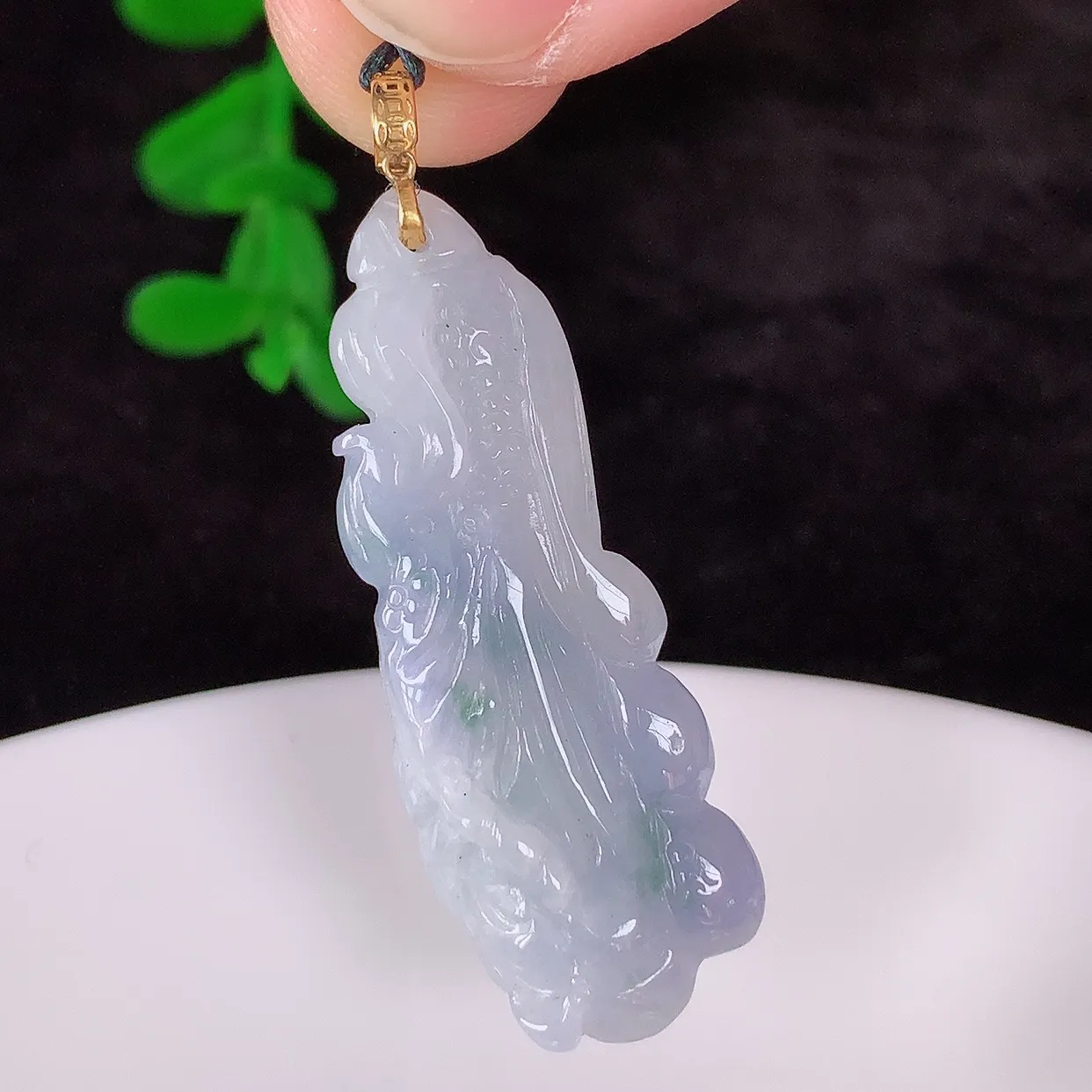 自然光实拍，18K金镶嵌冰润冰糯种春彩翡翠招百财白菜吊坠，百财聚来，财源滚滚，色泽鲜艳，精工水润的白菜，性价比高！#1.12