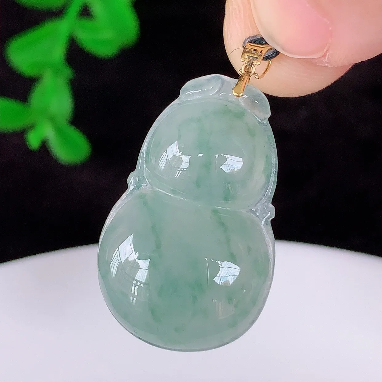 自然光实拍 18K金镶嵌冰种飘花翡翠葫芦吊坠，翡翠葫芦，寓意福禄双全，财源滚滚，佩戴效果优雅迷人！#49.12