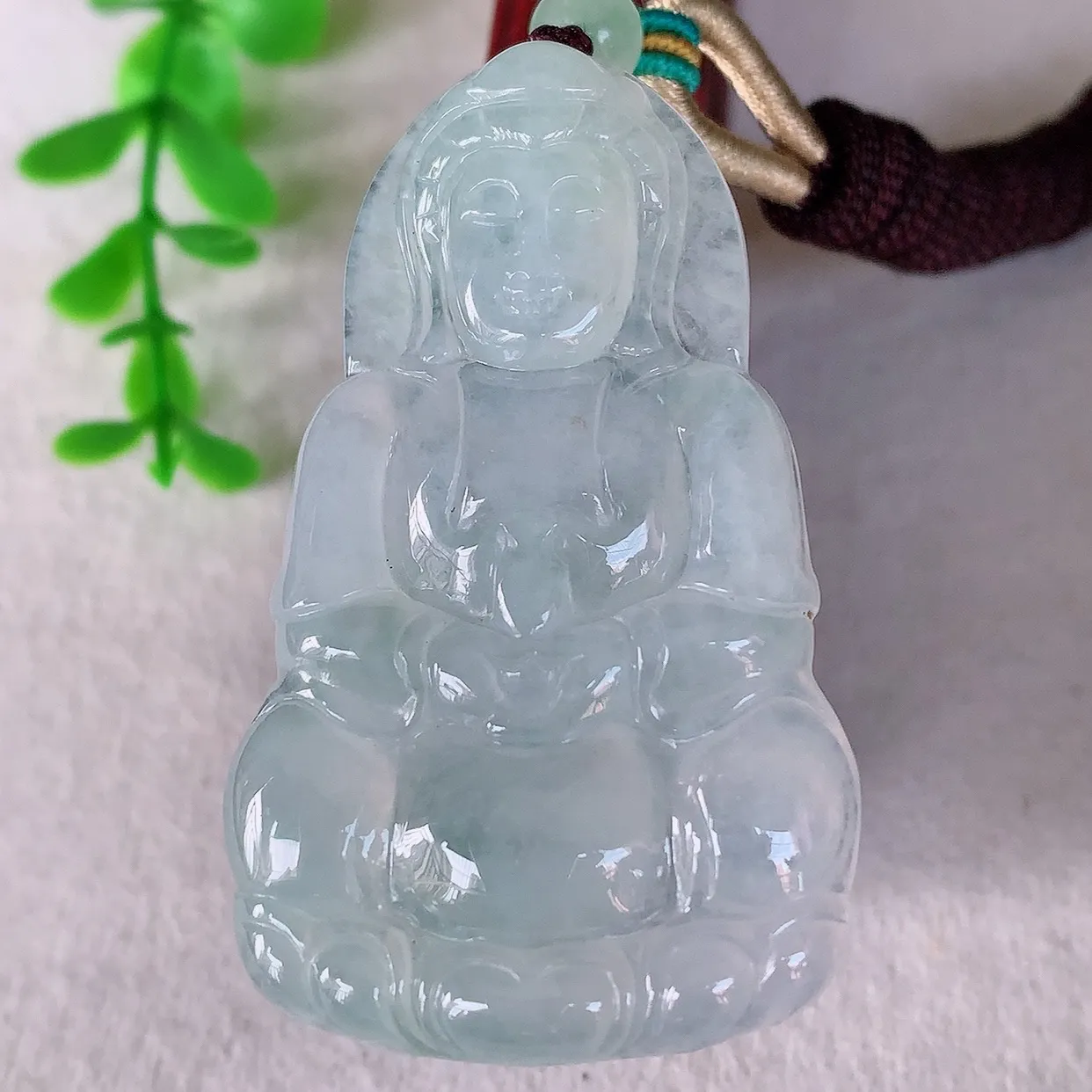 自然光实拍，冰种翡翠观音吊坠，赐福翡翠观音，翠色迷人，观音面相端庄，佩戴时尚出众！#46.12