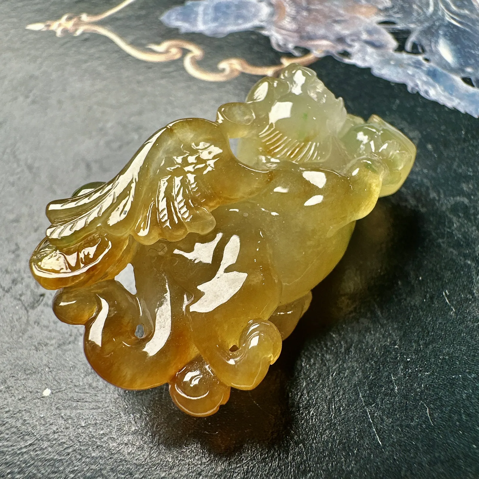 【冰种黄翡飞天豹】一夜暴富，质地冰润细腻，胶感明显，雕工也属精细生动，纯净通透