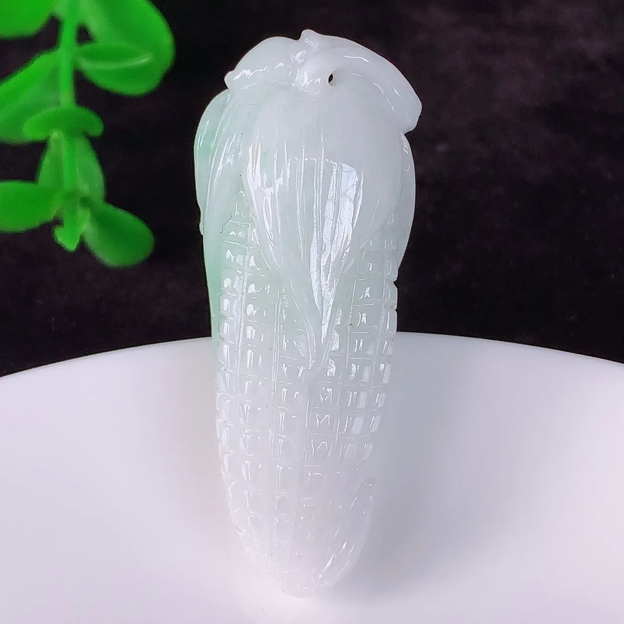 自然光实拍，冰润冰糯种飘阳绿翡翠多子多福吊坠，种老水足，翠色灵动，寓意美好，佩戴时尚出众！#57.12