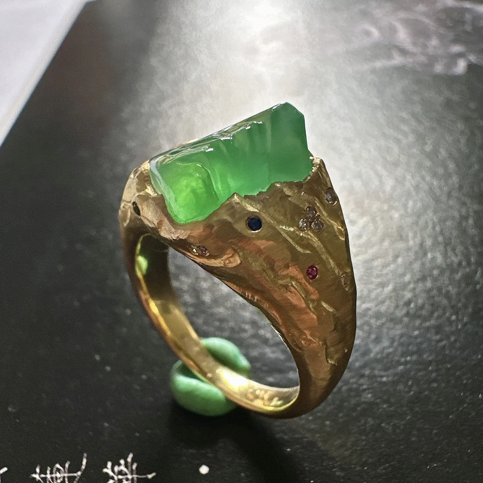 【冰种满绿随形戒指】质地均匀细腻，冰润起光，胶感强烈，颜色娇艳，18K金钻精美镶嵌，裸石尺寸14.6*10.3*7.5毫米，圈口可改