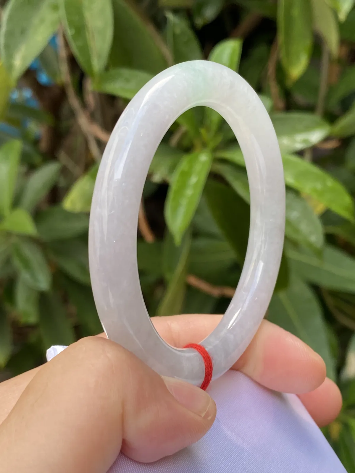 推荐【53.8圈冰🧊飘绿圆条镯】飘绿冰糯条，无纹裂，水润，晶体颗粒自然光下或阳光下很透哟，53、54、55圈可戴，超值～～