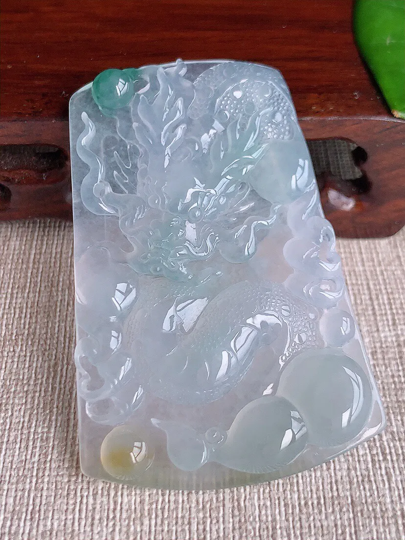 a货翡翠老坑冰种飘黄翡飘花龙牌吊坠 尺寸58.8×39.4×5.5mm 重量24.66g 0613
