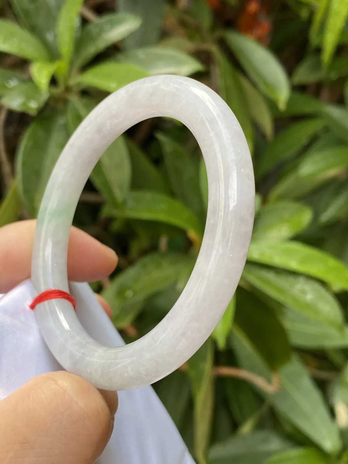 推荐【53.8圈冰🧊飘绿圆条镯】飘绿冰糯条，无纹裂，水润，晶体颗粒自然光下或阳光下很透哟，53、54、55圈可戴，超值～～