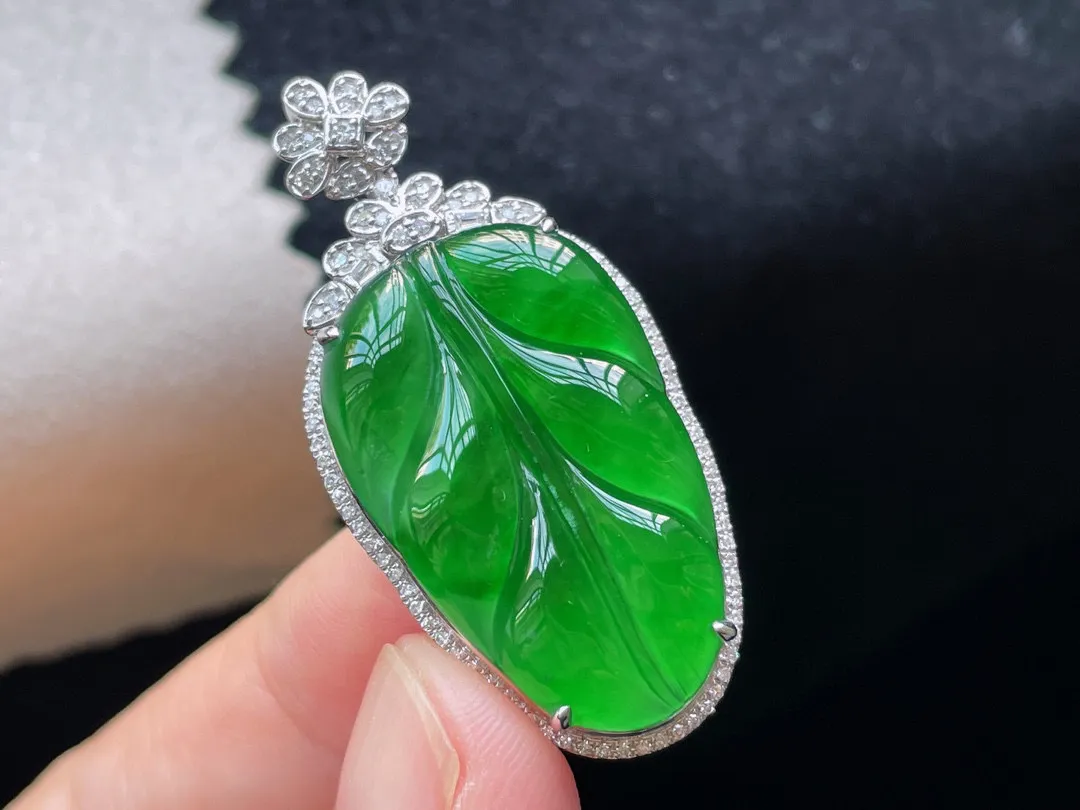 18K 满色·叶子

 整40.4-19.7-9.3
 裸27.5-17.6-3.2