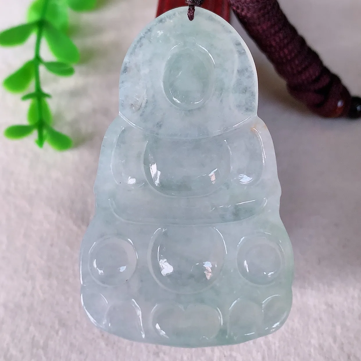 自然光实拍，冰种翡翠观音吊坠，赐福翡翠观音，翠色迷人，观音面相端庄，佩戴时尚出众！#46.12