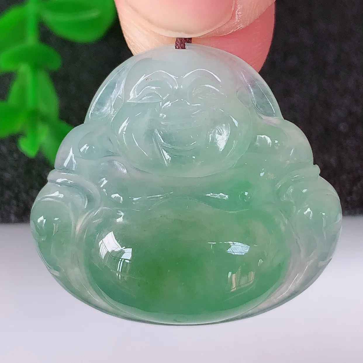 自然光实拍，冰润冰种飘绿翡翠佛公吊坠，饱满， 佛公亦保平安，寓意有福（佛公）相伴，配戴优雅迷人！#57.12