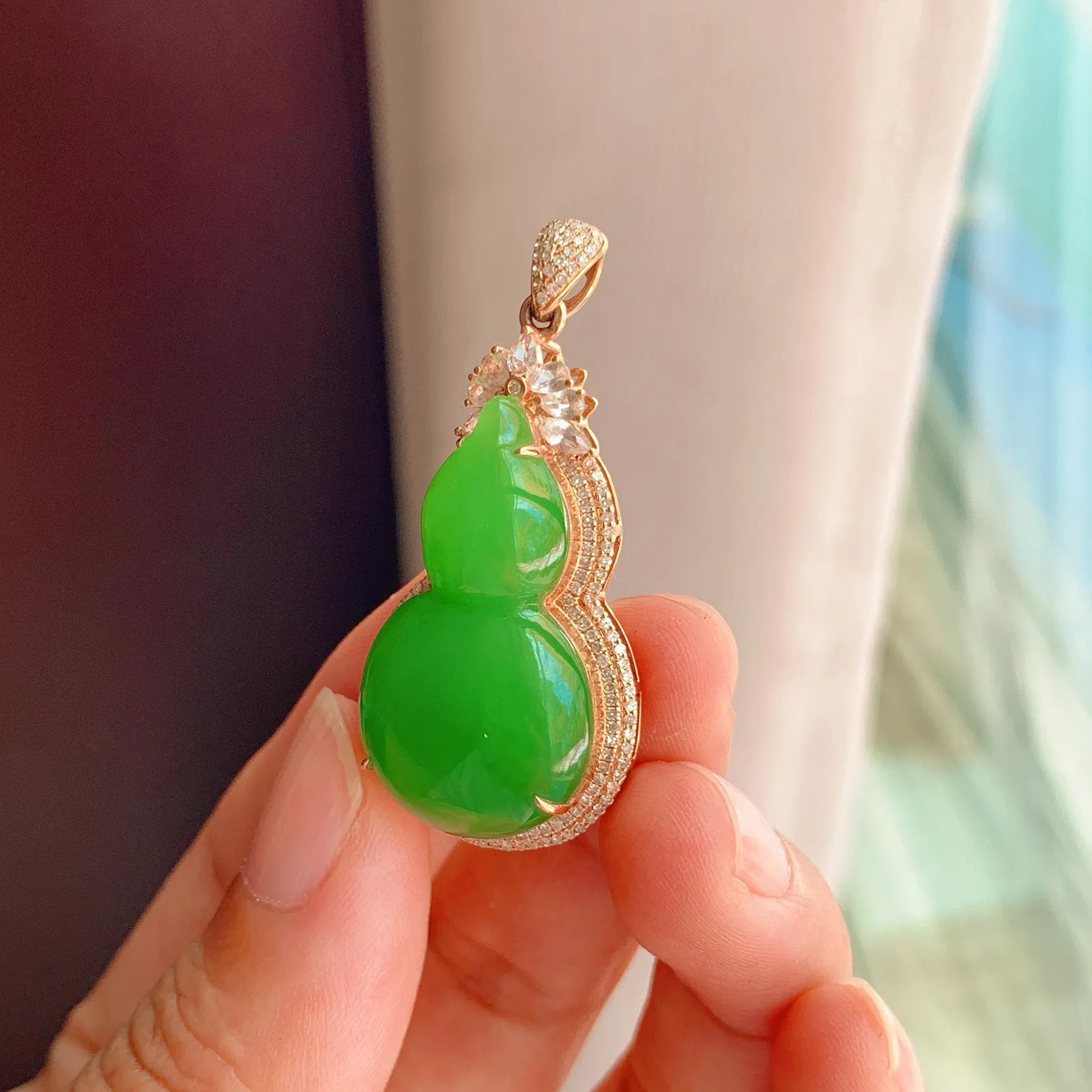 精选和田玉碧玉苹果绿18K金吊坠，玉质冰透十足，碧色娇嫩鲜艳，无黑无裂，形状饱满圆润，寓意子孙万代，吉祥如意。️葫芦通“福禄”，祈福平安，福禄齐康，静心洗凡尘。Q240319

尺寸43/20/11裸石尺寸29/17mm 重8.5克