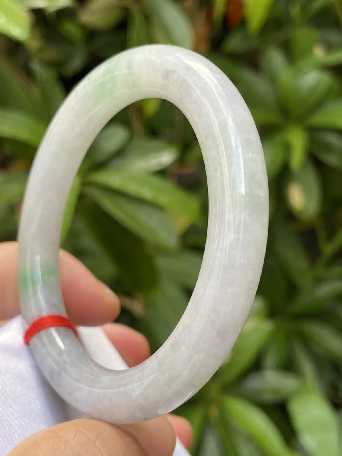 推荐【53.2圈冰🧊飘绿圆条镯】冰糯条无纹裂，飘色阳，水润，晶体颗粒在自然光下或阳光下很透哟，53、54、55圈可戴，53.2*9.2*9.8