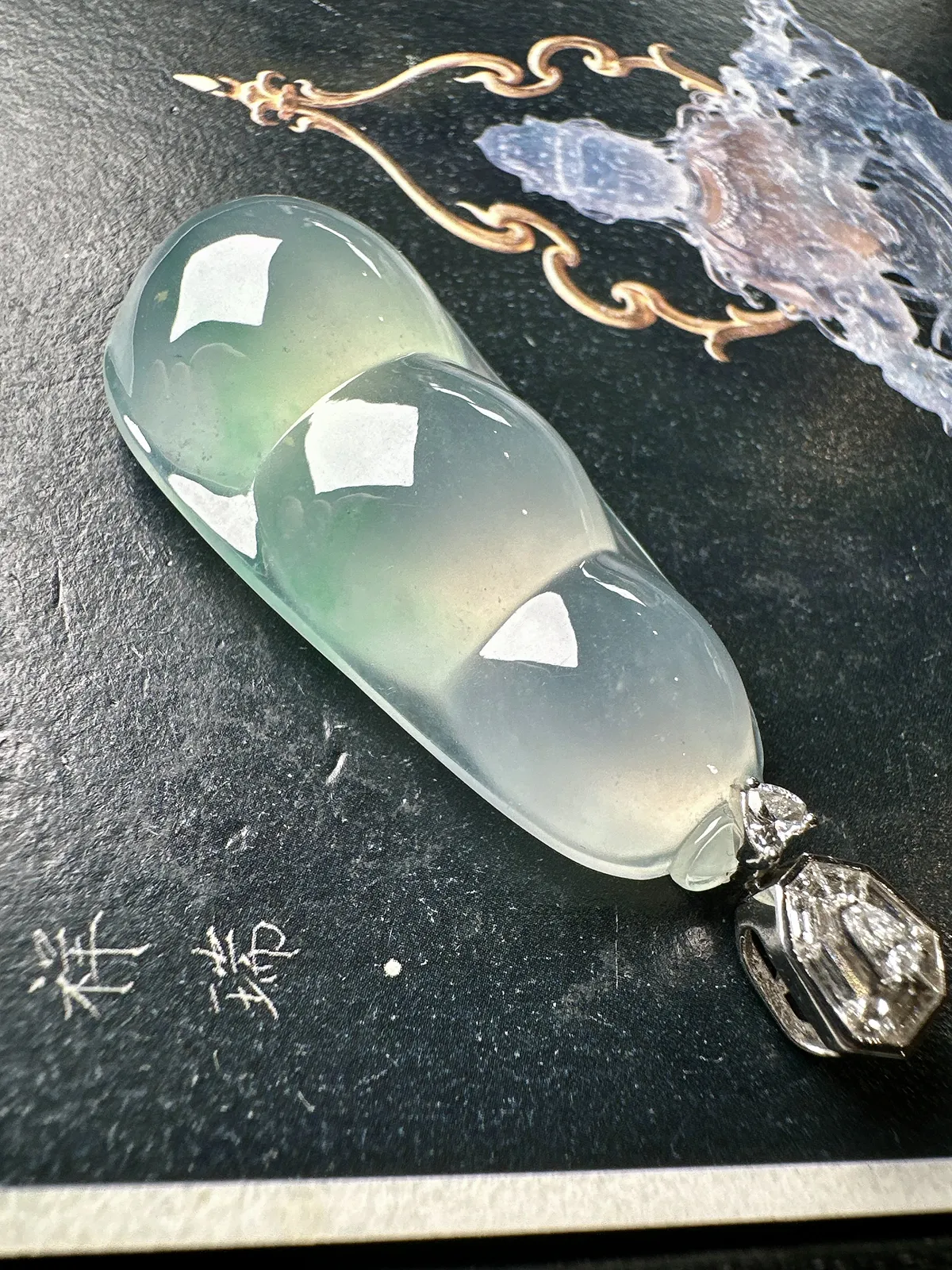 【冰种飘绿大福豆】大尺寸，多子多福，晶莹剔透，冰感十足，通透闪亮。刚性十足，18k金扣头镶嵌，裸石尺寸48.7*21.6*11.1毫米