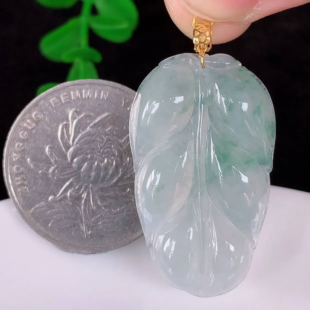 自然光实拍，18K金镶嵌冰种飘花翡翠叶子吊坠，寓意“大业有成，一夜成名，金枝玉叶”水润叶子，翡翠叶子，清秀高雅，性价比超值！#00.12