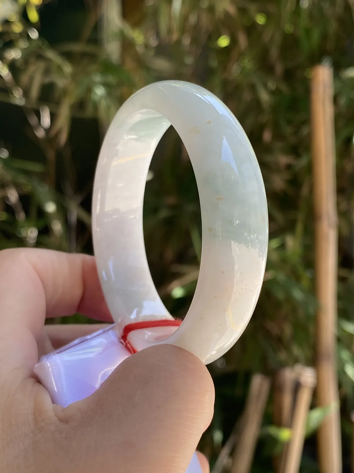 推荐【52.4圈老坑镯】无纹裂，细糯种，超淡粉飘花，招财洒金点点，细腻温润，上手清新淡雅，秀气迷人，送人自戴都超值，性价比～～52.4*14.6*7.7