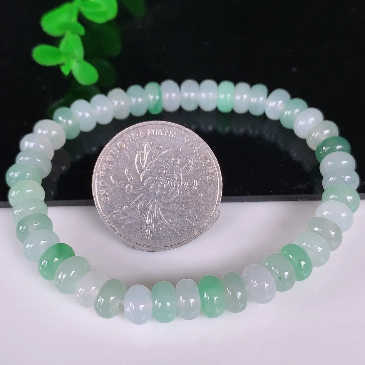 自然光实拍，冰润冰种双彩算盘珠翡翠手串手链，种老水足，冰清玉润  颜色漂亮  #46.12取一尺寸6.8*3.5mm