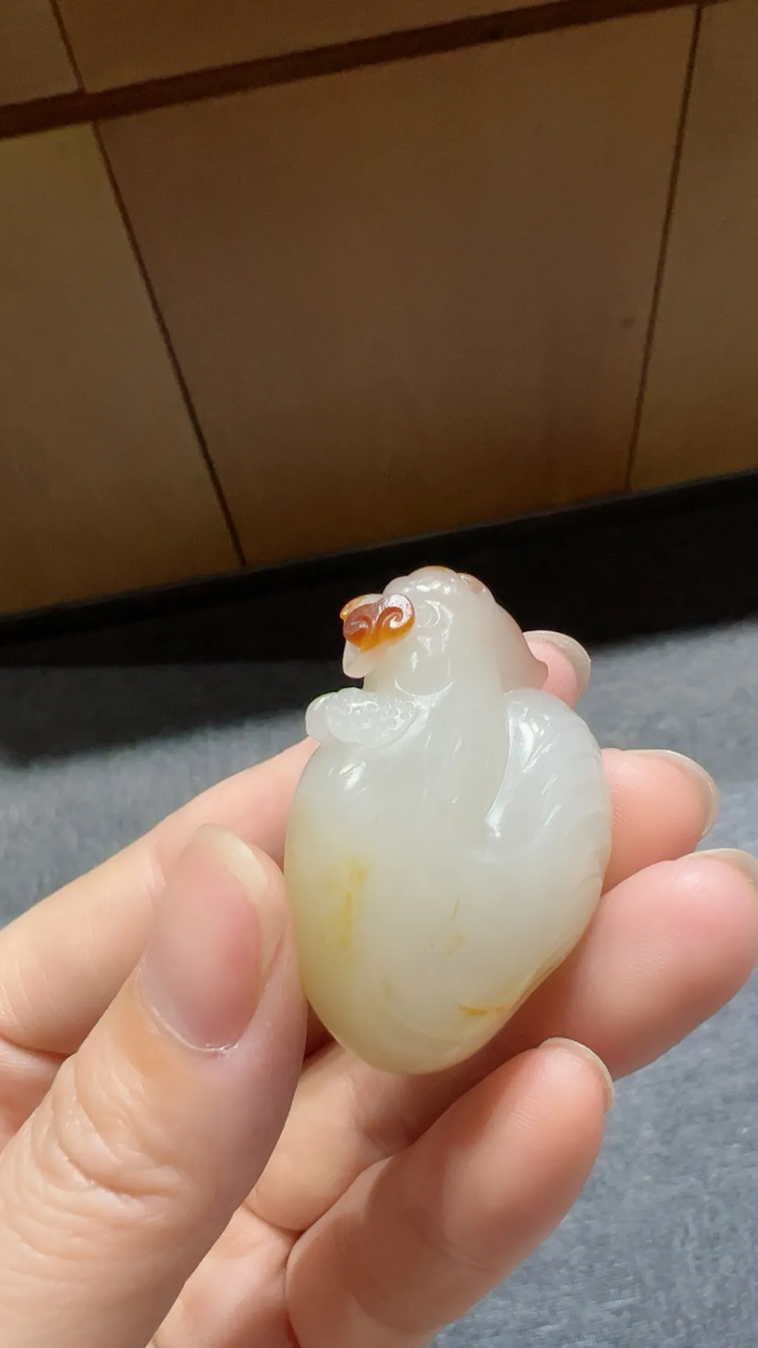 红皮籽料｜生肖鸡
独籽 随形巧雕 工艺精湛

重23.3克 尺寸40*27.5*15mm