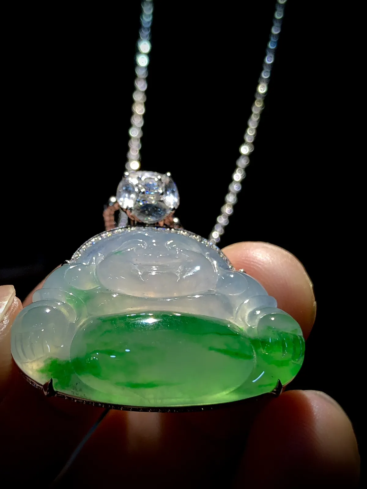笑口常开，绿花弥勒佛，
裸石30.8-20.8-6mm，
整体30.8-30-10.5mm，
18K