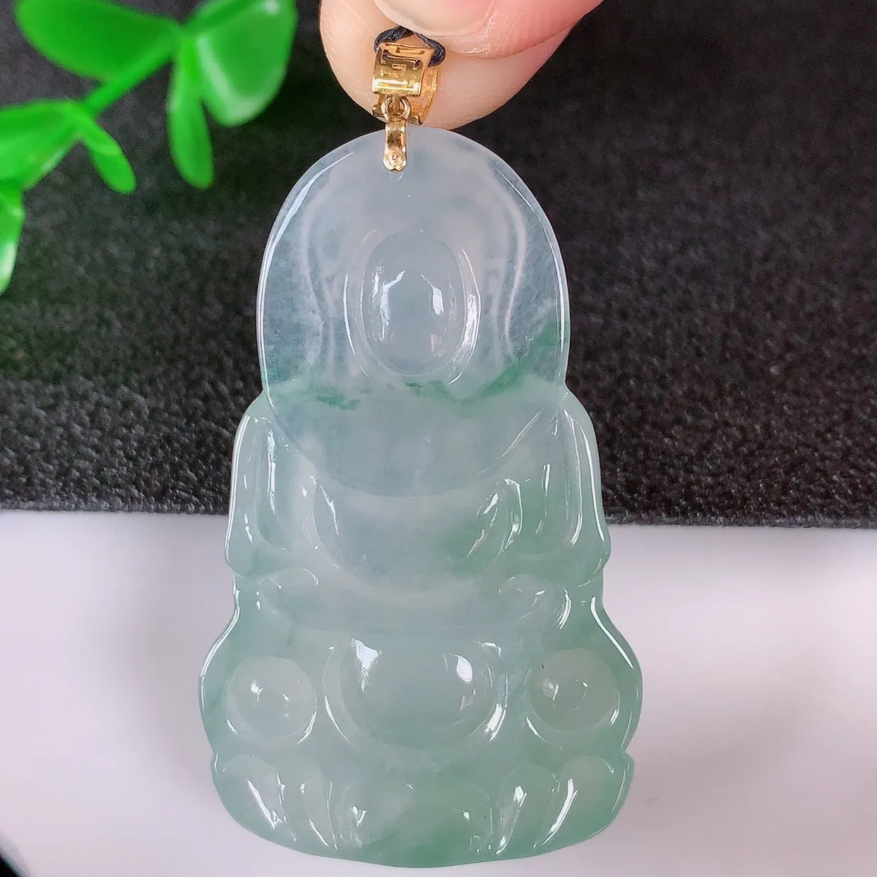 自然光实拍，18K金镶嵌冰种飘花翡翠观音吊坠，赐福翡翠观音，翠色迷人，观音面相端庄，佩戴时尚出众！#1.12整体49.5*裸石43.5*26.5*5.8