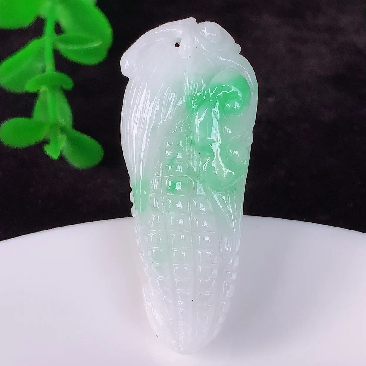 自然光实拍，冰润冰糯种飘阳绿翡翠多子多福吊坠，种老水足，翠色灵动，寓意美好，佩戴时尚出众！#57.1