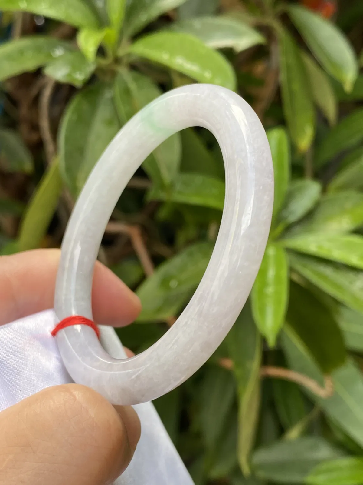 推荐【53.8圈冰🧊飘绿圆条镯】飘绿冰糯条，无纹裂，水润，晶体颗粒自然光下或阳光下很透哟，53、54、55圈可戴，超值～～