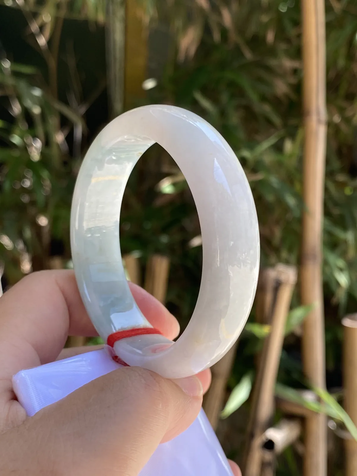 推荐【52.4圈老坑镯】无纹裂，细糯种，超淡粉飘花，招财洒金点点，细腻温润，上手清新淡雅，秀气迷人，送人自戴都超值，性价比～～52.4*14.6*7.7