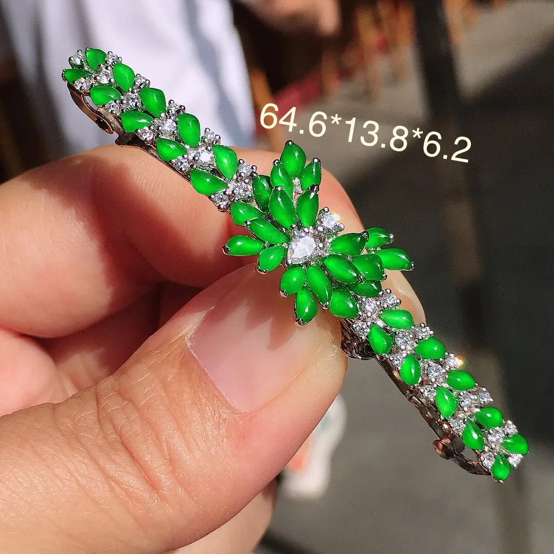 阳绿发夹/领夹两用款，色泽均匀艳丽，玉质细腻，荧光感超
强，饱满水润，气质满满。18k
金豪华镶嵌
