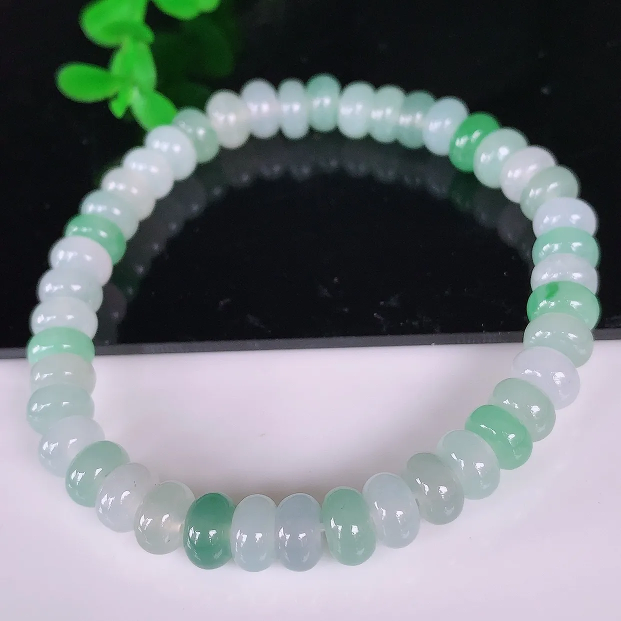 自然光实拍，冰润冰种双彩算盘珠翡翠手串手链，种老水足，冰清玉润  颜色漂亮  #46.12取一尺寸6.8*3.5mm