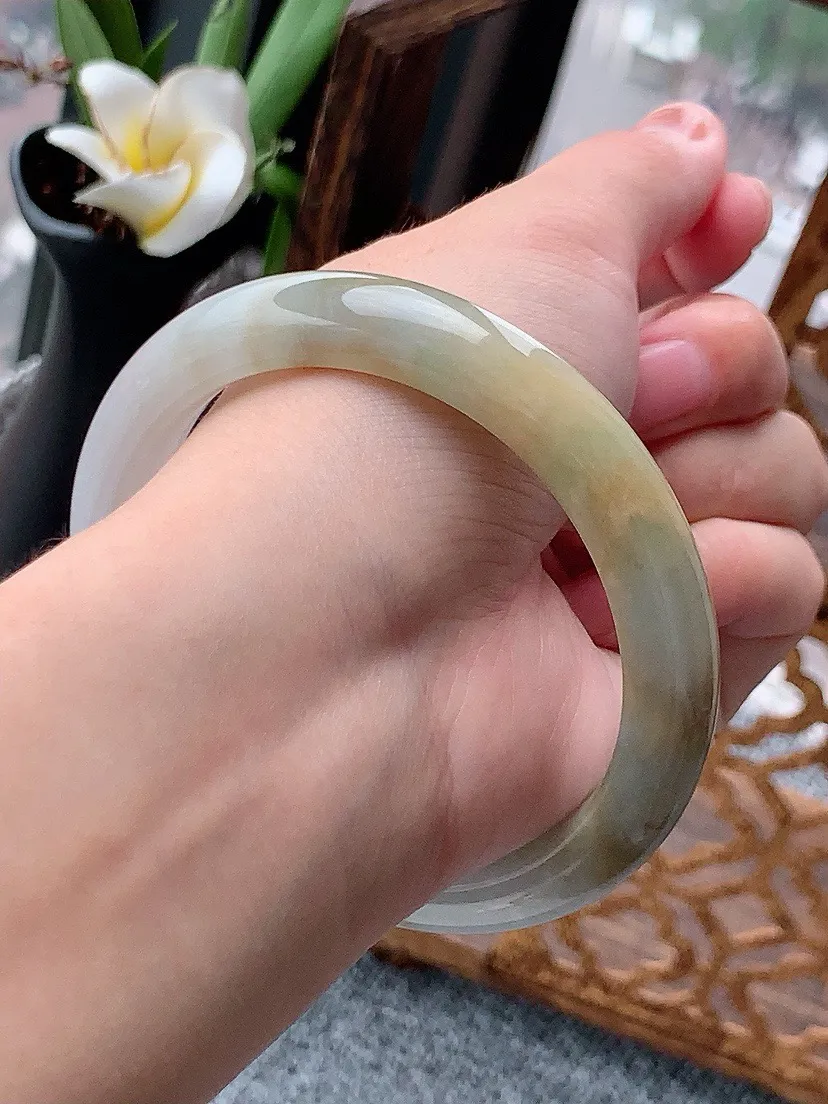 a货翡翠飘黄翡正装正圈手镯58-59圈口  尺寸58.4×10.2×8.6mm 重量53.89g 0613