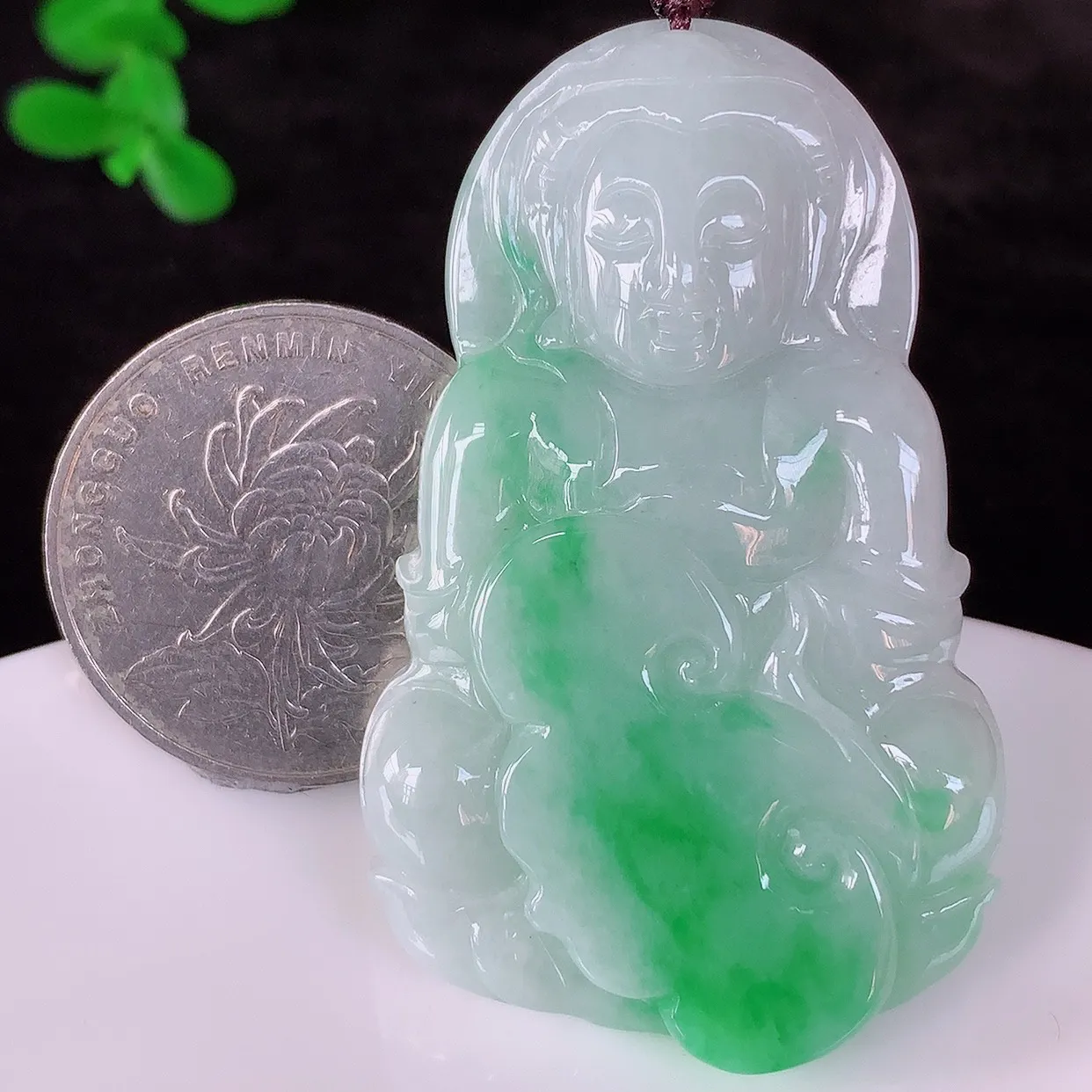 自然光实拍，冰糯种飘阳绿翡翠观音吊坠，赐福翡翠观音，翠色迷人，观音面相端庄，佩戴时尚出众！#46.12