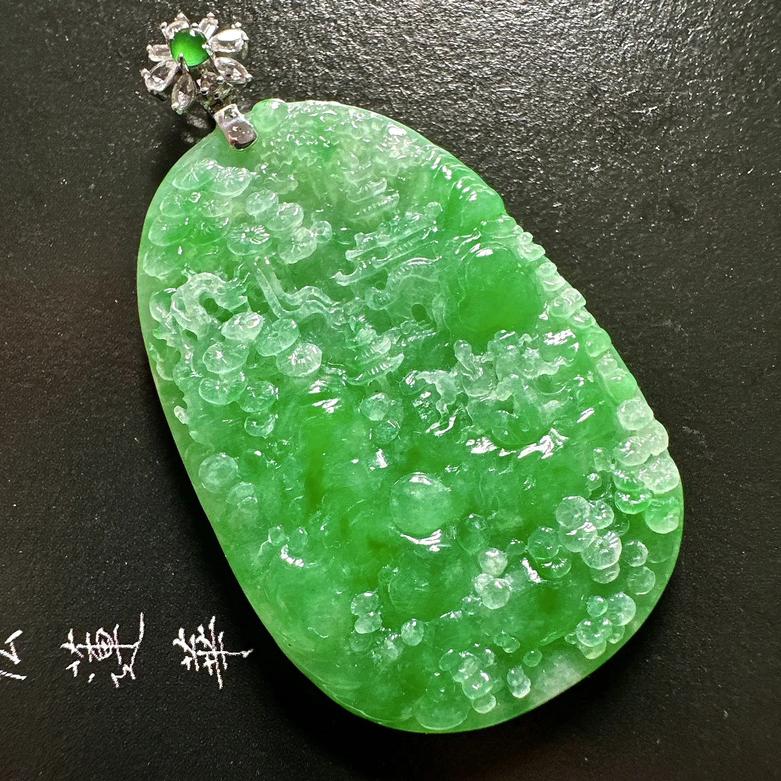 【冰糯山水牌】市场很稀缺的品类，质地油润，颜色很漂亮，富有山景韵味，18k金钻扣头镶嵌，裸石尺寸40.1*26.6*5.3毫米
