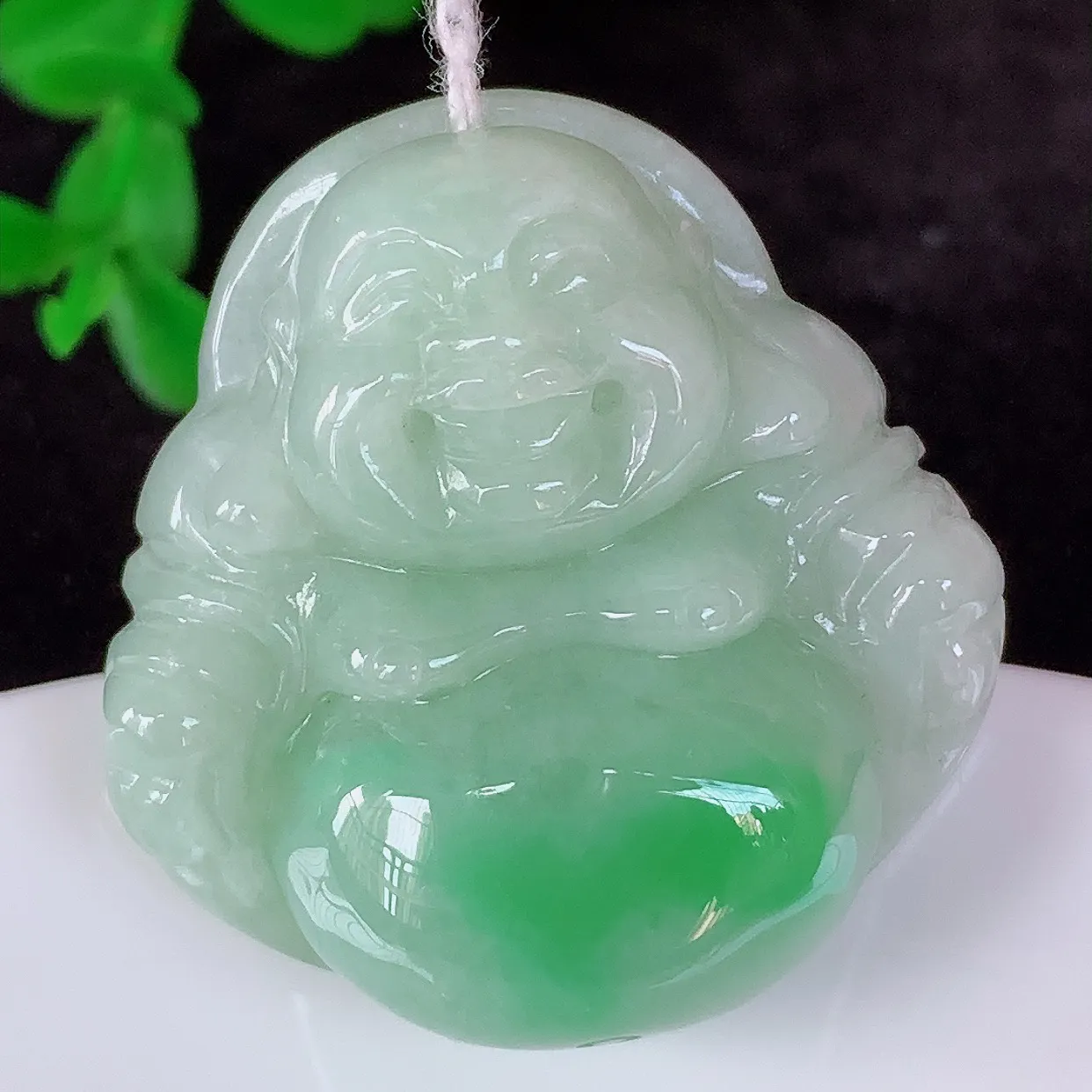 自然光实拍，厚装冰润冰糯种飘阳绿翡翠佛公吊坠，饱满， 佛公亦保平安，寓意有福（佛公）相伴，配戴优雅迷人！#46.12