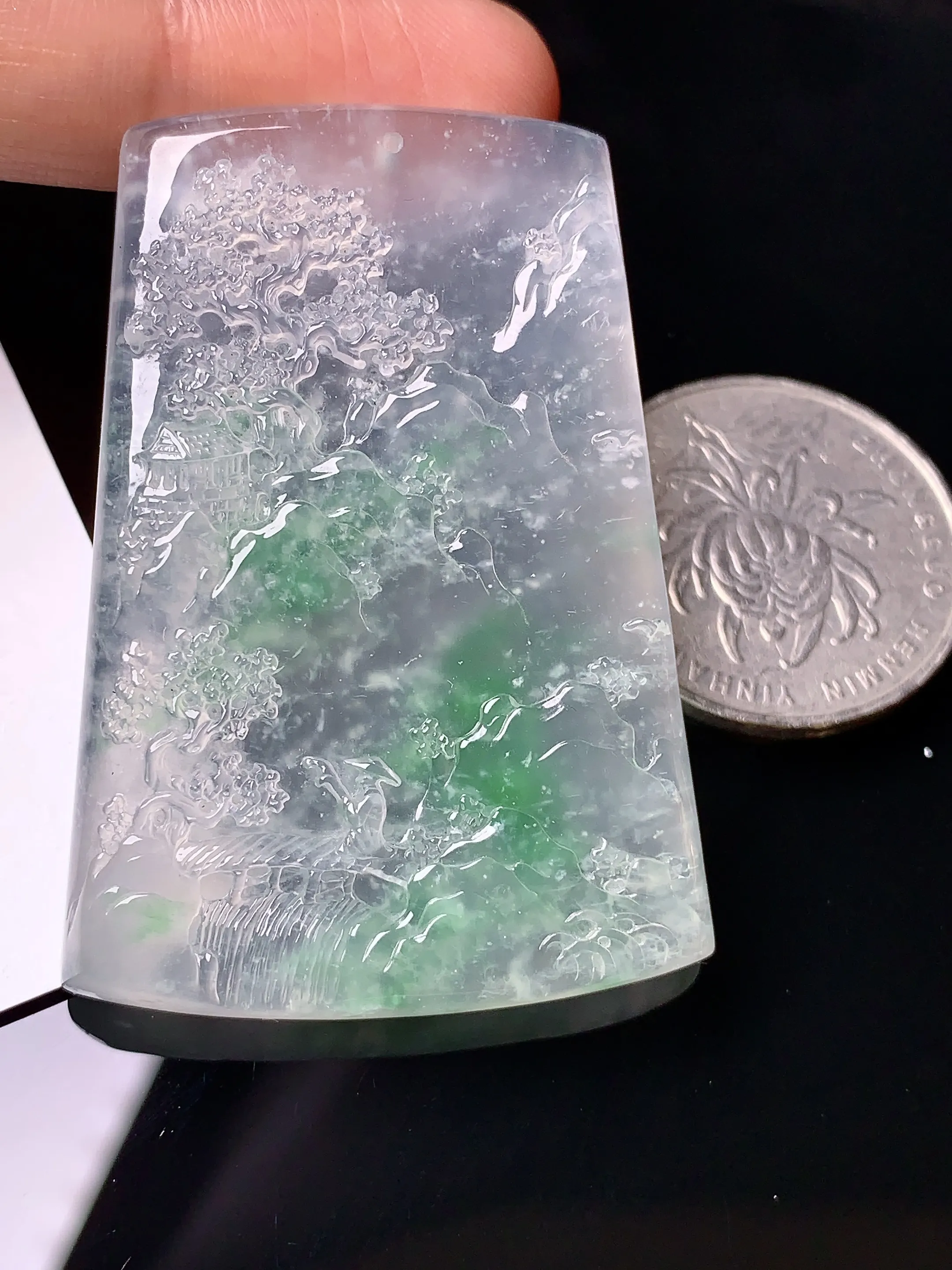 冰种飘绿山水牌子吊坠 玉质细腻 水润亮眼  整体尺寸49.3*35.1*6
