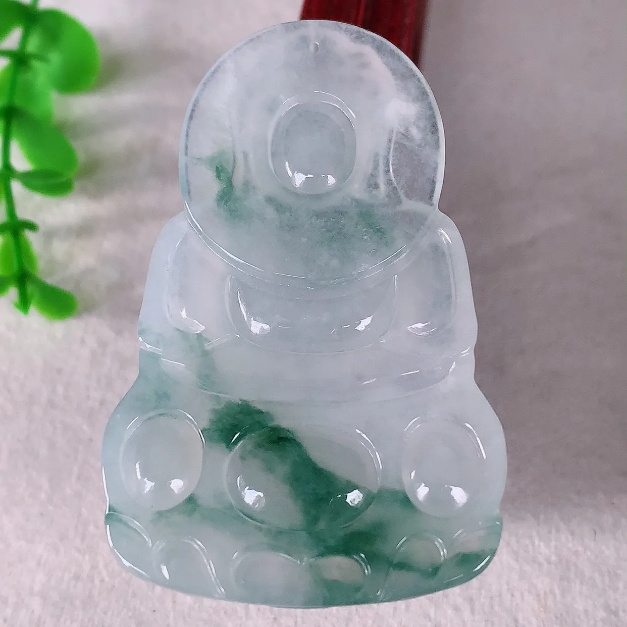 自然光实拍，大件冰种飘花翡翠观音吊坠，赐福翡翠观音，翠色迷人，观音面相端庄，佩戴时尚出众！#00.12