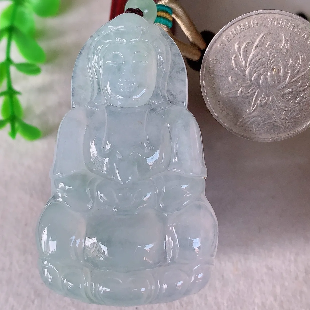 自然光实拍，冰种翡翠观音吊坠，赐福翡翠观音，翠色迷人，观音面相端庄，佩戴时尚出众！#46.12