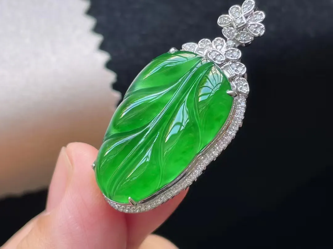 18K 满色·叶子

 整40.4-19.7-9.3
 裸27.5-17.6-3.2