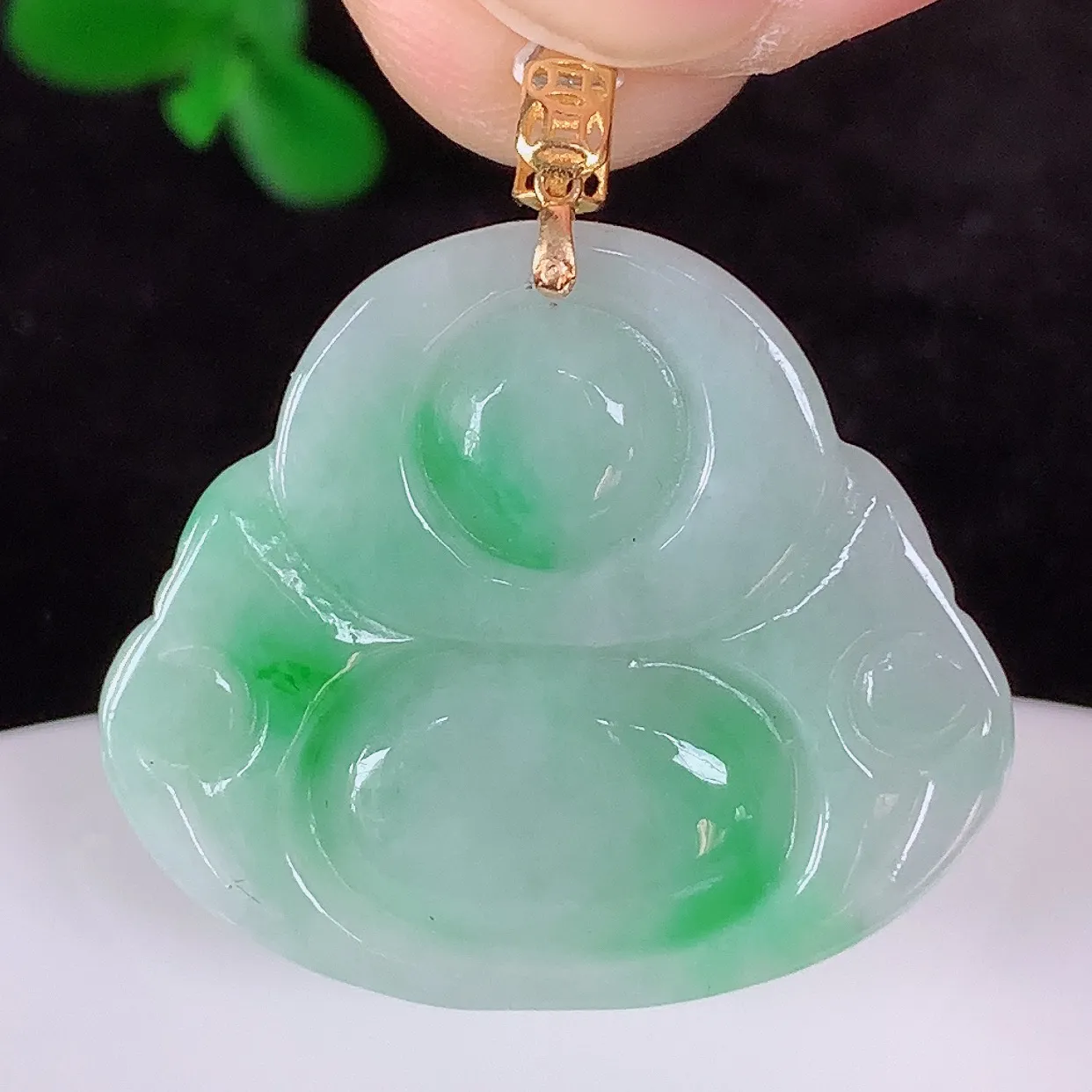 自然光实拍，18K金镶嵌冰糯种飘阳绿翡翠佛公吊坠，冰透饱满， 佛公亦保平安，寓意有福（佛公）相伴，品相佳，配戴优雅迷人！#35.12