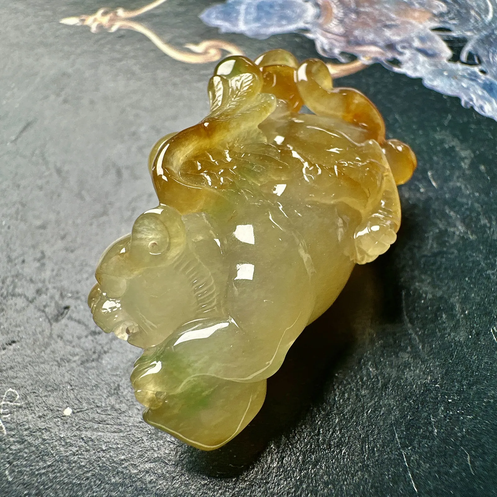 【冰种黄翡飞天豹】一夜暴富，质地冰润细腻，胶感明显，雕工也属精细生动，纯净通透