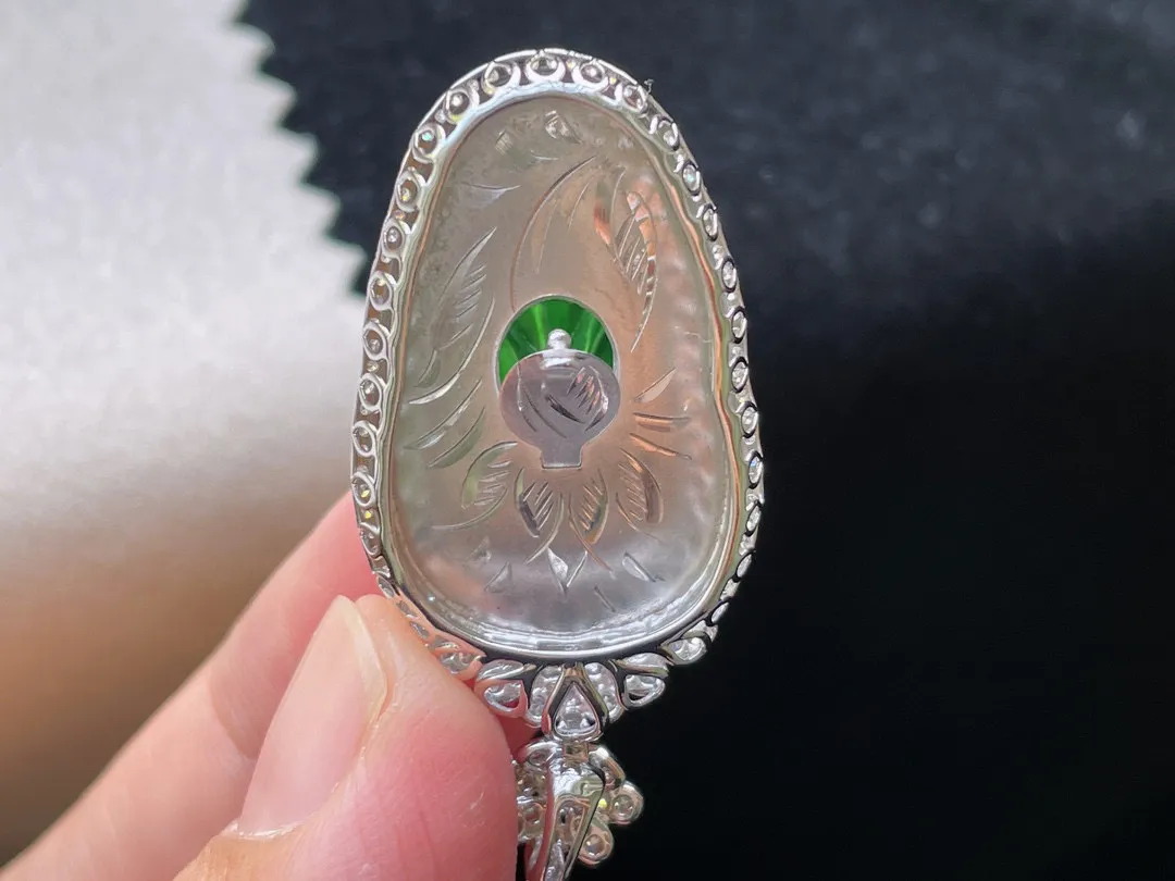 18K 满色·叶子

 整40.4-19.7-9.3
 裸27.5-17.6-3.2