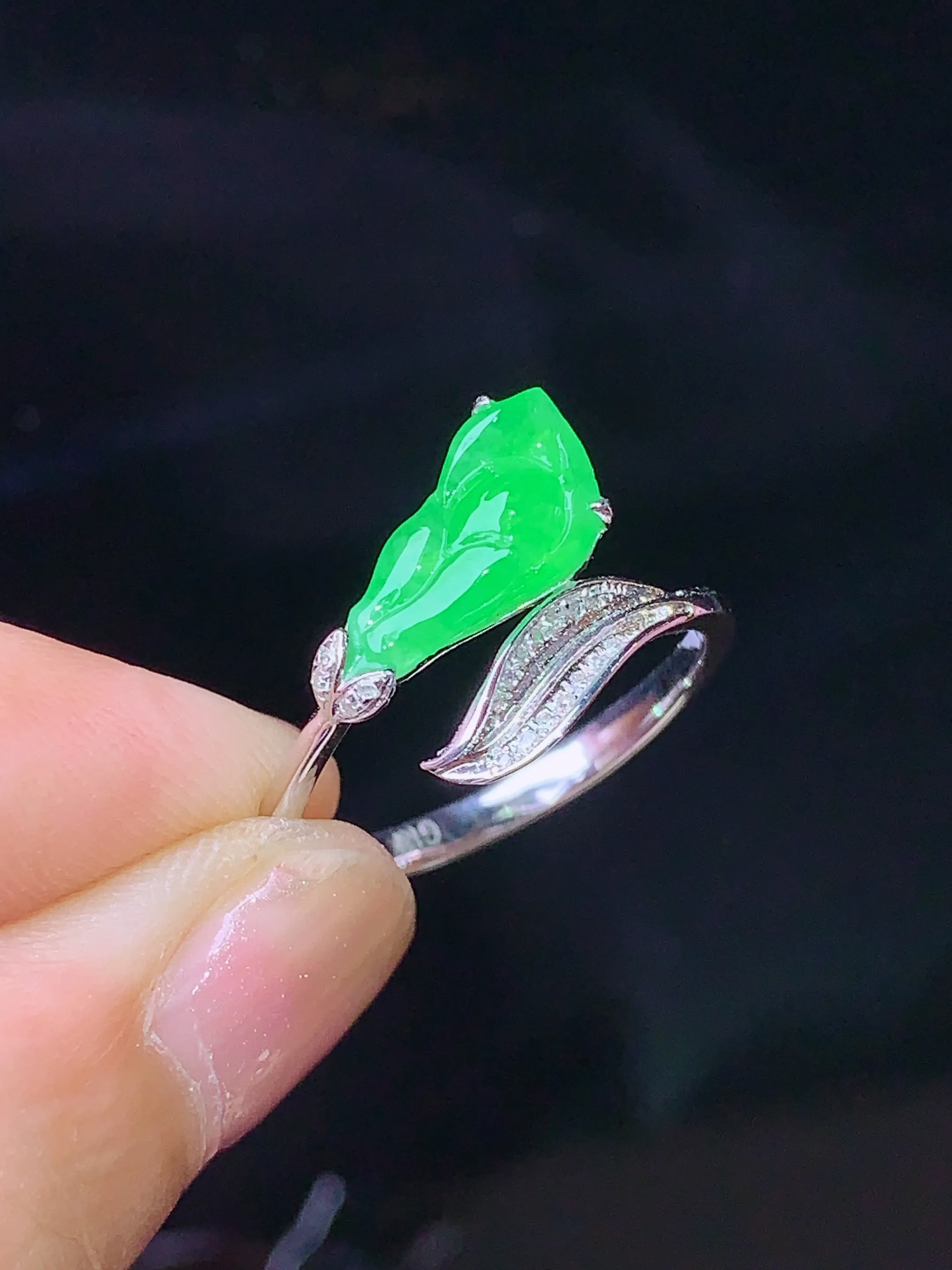 18k金钻镶嵌翠绿花蕾戒指 玉质细腻 水润亮眼  圈口14 裸石尺寸11.2*6*3