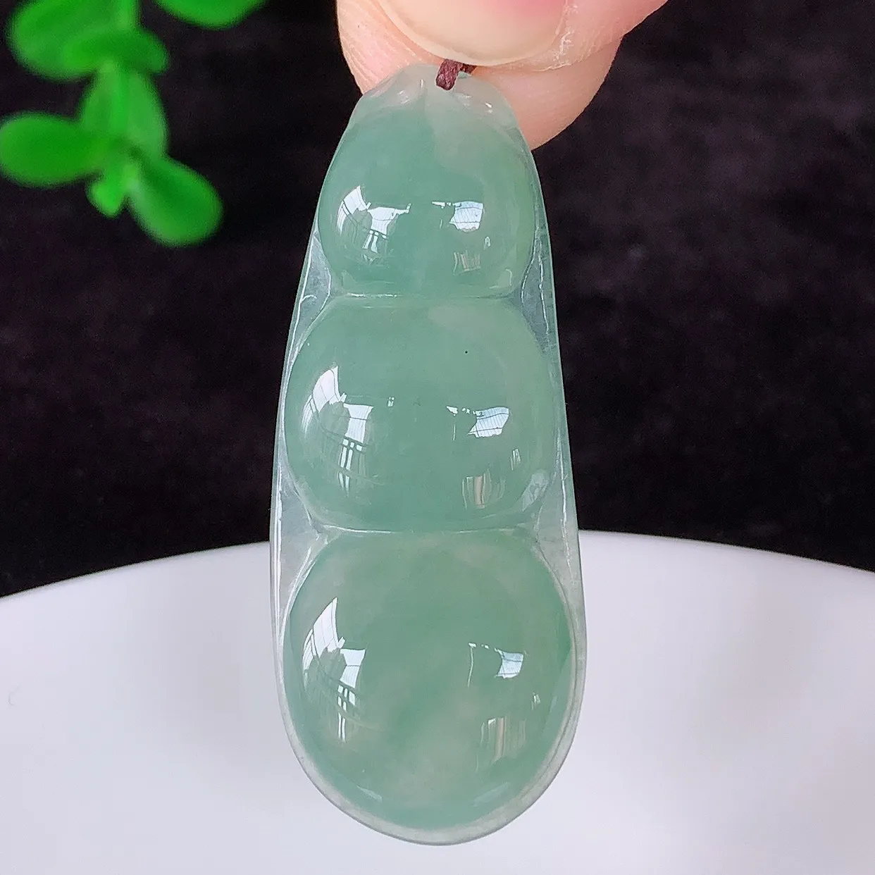 自然光实拍，冰润冰种湖水绿翡翠四季豆吊坠，平安豆福豆玉坠，冰润通透，豆粒饱满，寓意：豆蔻年华！#57.12