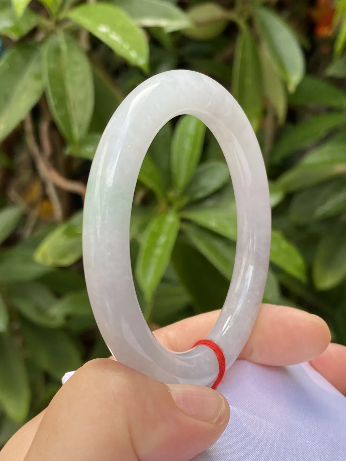 推荐【53.8圈冰🧊飘绿圆条镯】飘绿冰糯条，无纹裂，水润，晶体颗粒自然光下或阳光下很透哟，53、54、55圈可戴，超值～～