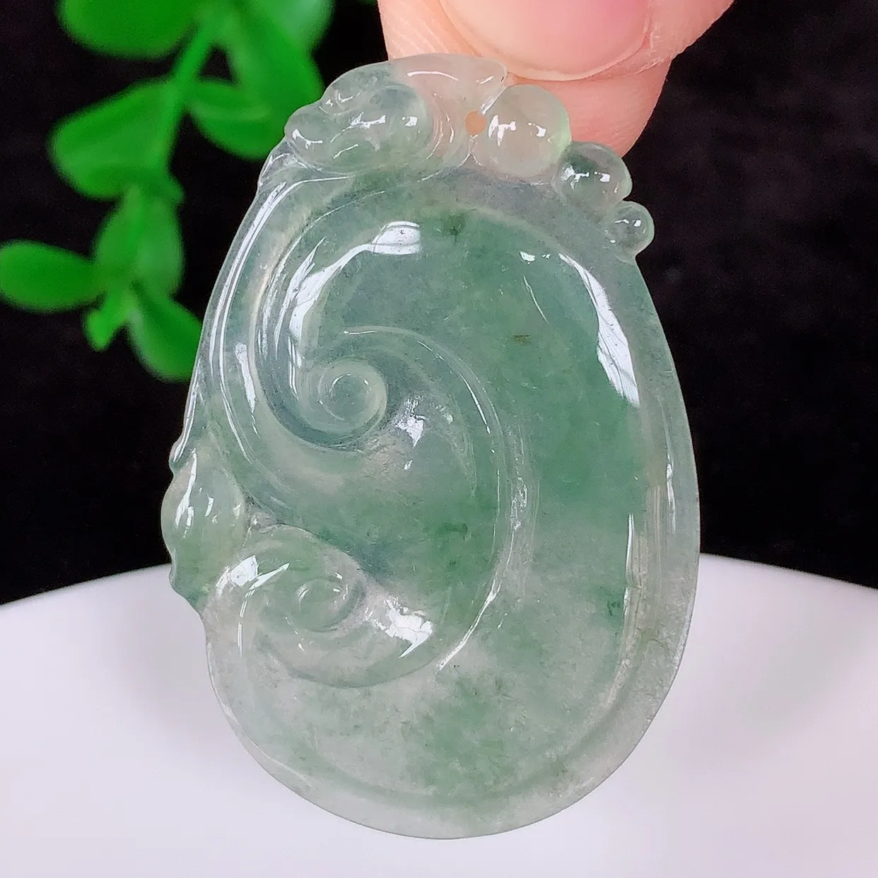 自然光实拍，冰种飘花翡翠如意吊坠，翡翠如意，上身效果非常美，饱满大气，工艺美，万事如意，如意一生 #49.12