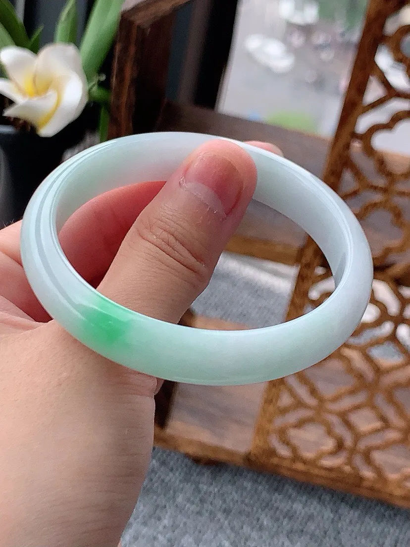 a货翡翠老坑飘绿贵妃手镯56-57圈口 尺寸56×50×11.3×6.5mm 重量38.77g 0613