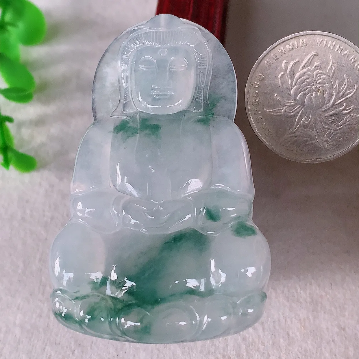 自然光实拍，大件冰种飘花翡翠观音吊坠，赐福翡翠观音，翠色迷人，观音面相端庄，佩戴时尚出众！#00.12