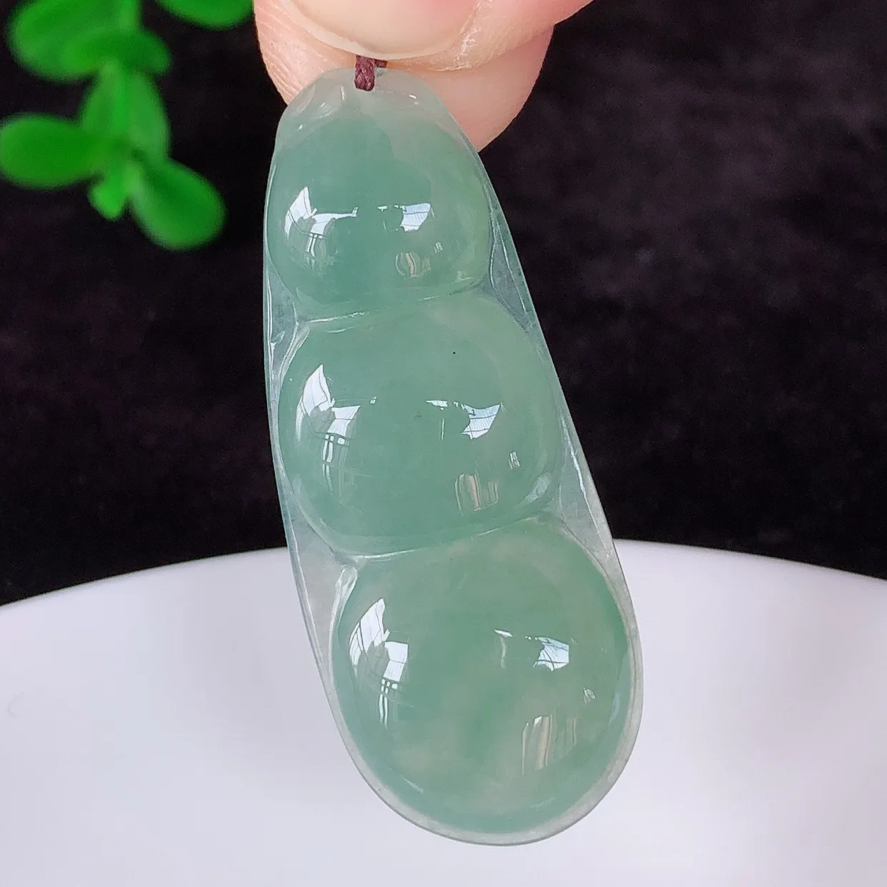 自然光实拍，冰润冰种湖水绿翡翠四季豆吊坠，平安豆福豆玉坠，冰润通透，豆粒饱满，寓意：豆蔻年华！#57.12