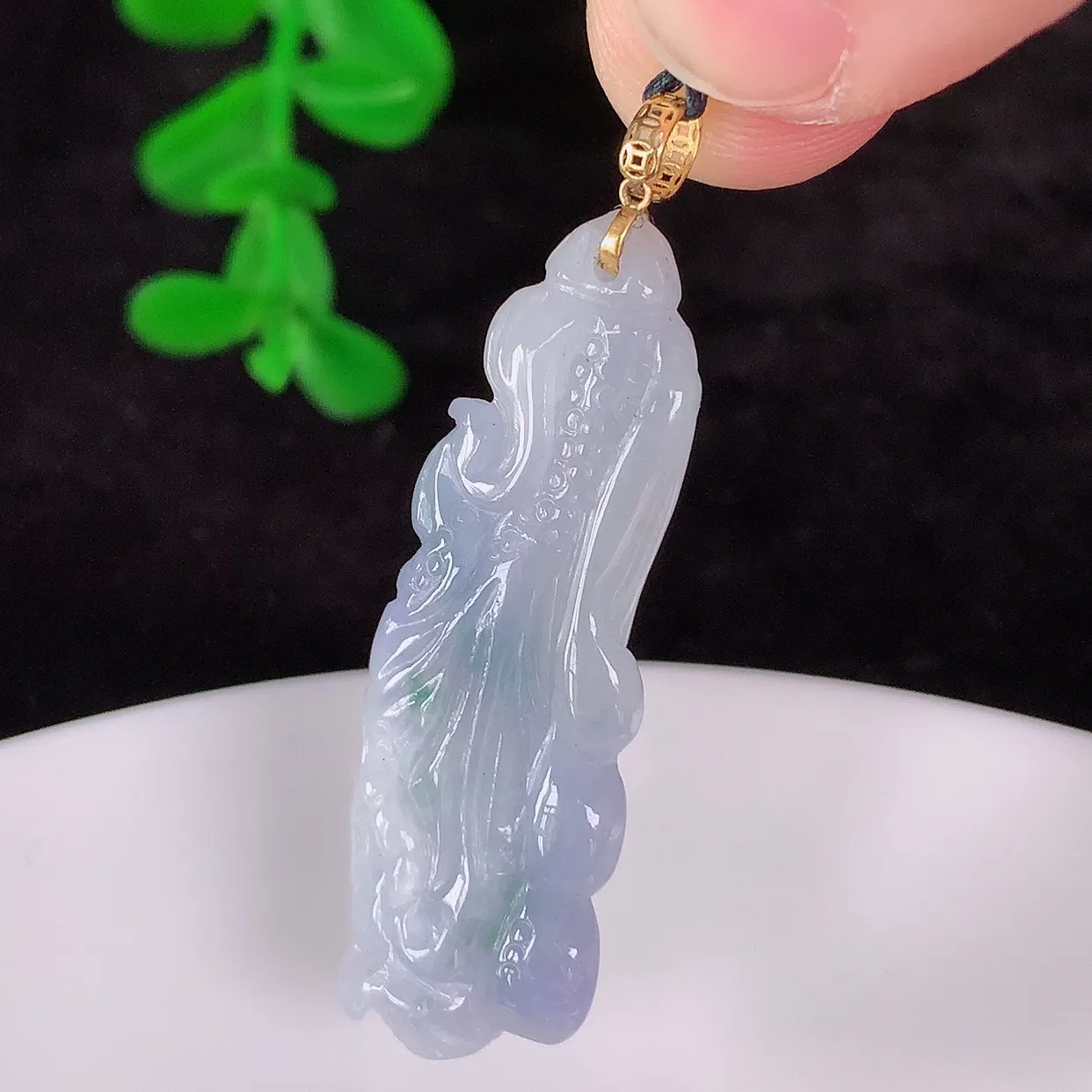 自然光实拍，18K金镶嵌冰润冰糯种春彩翡翠招百财白菜吊坠，百财聚来，财源滚滚，色泽鲜艳，精工水润的白菜，性价比高！#1.12