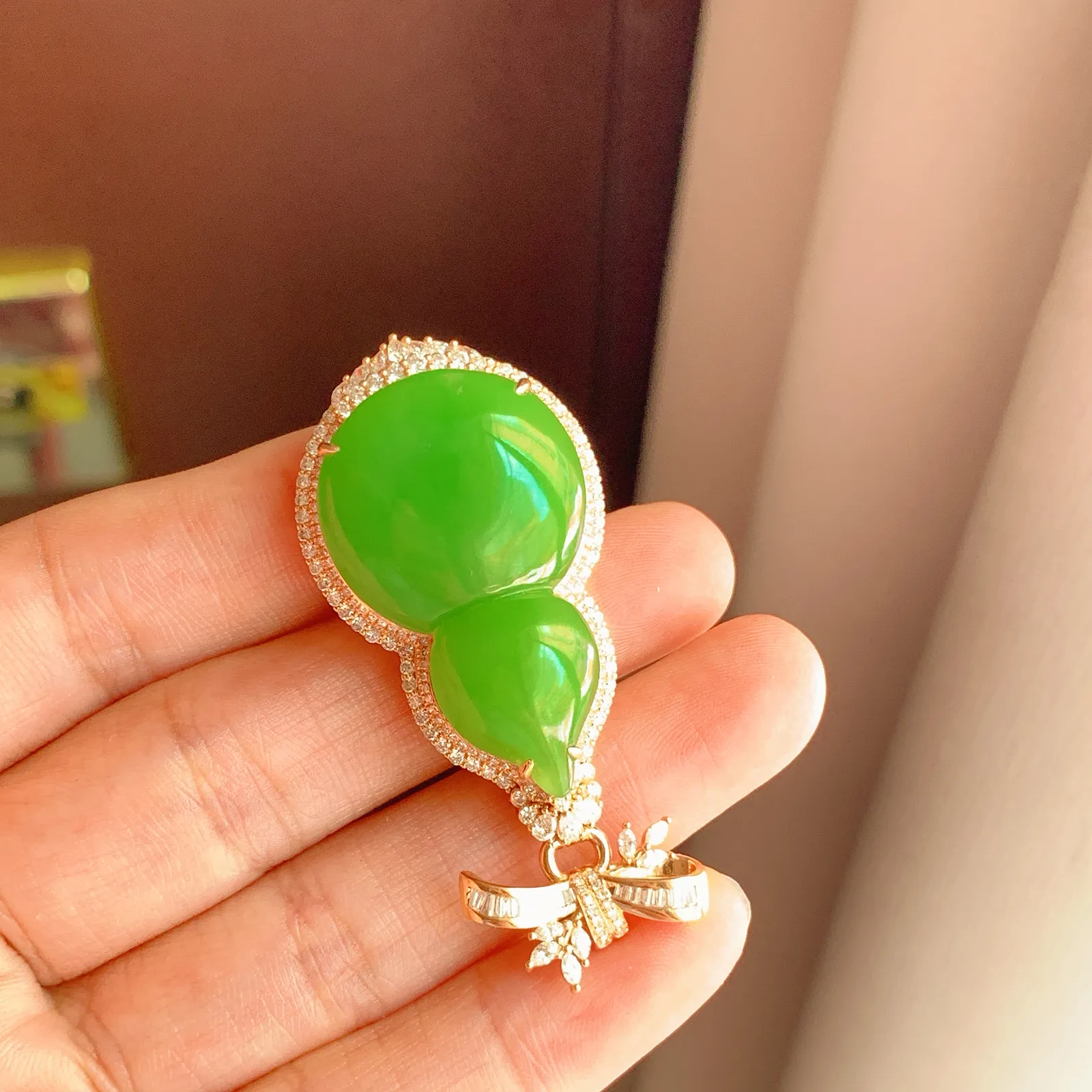 精选和田玉碧玉苹果绿18K金吊坠，玉质冰透十足，碧色娇嫩鲜艳，无黑无裂，形状饱满圆润，寓意子孙万代，吉祥如意。️葫芦通“福禄”，祈福平安，福禄齐康，静心洗凡尘。

尺寸53.5/25/16mm 裸石尺寸35.5/21重18克。